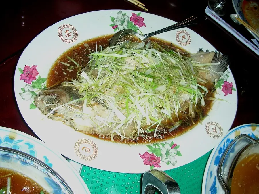 清蒸鲈鱼配姜丝
